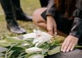 Rêver de la mort d'un ami en tombant : 8 significations et symboles