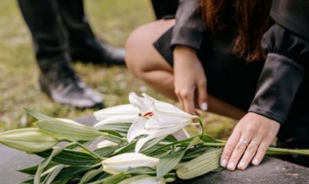Rêver de la mort d'un ami en tombant : 8 significations et symboles