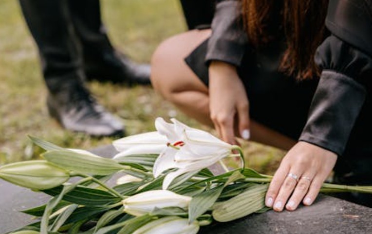 Rêver de la mort d&rsquo;un ami en tombant : 8 significations et symboles