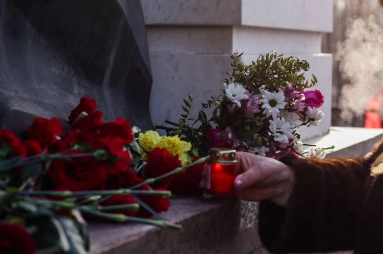 Rêver de la mort d&rsquo;un ami proche – 19 significations et symboles