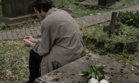 Rêver d'apprendre la mort d'un ami - 9 significations et symboles