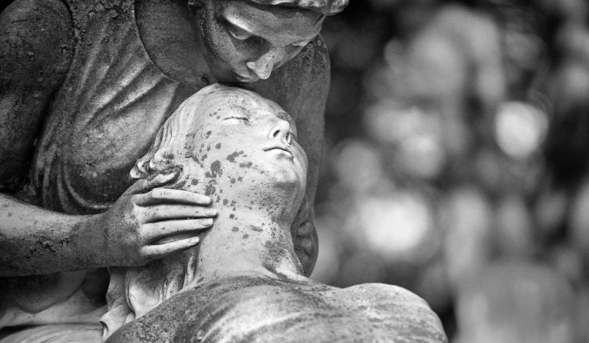Rêver de la mort de sa petite amie : 19 significations et symboles