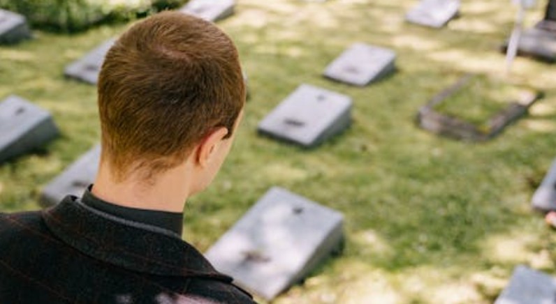 Rêver de la mort d'un proche - 29 significations et symboles
