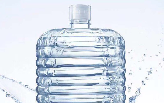 Rêver de bouteilles ou de seaux d'eau