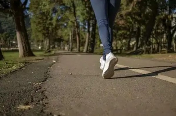 Rêver de marcher : 8 Significations et Symbolismes