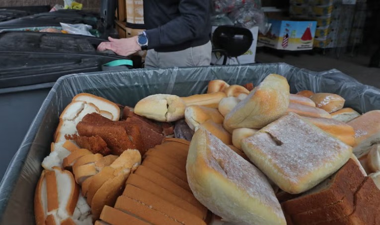 Rêver de gaspiller de la nourriture : 17 Significations et Symbolismes