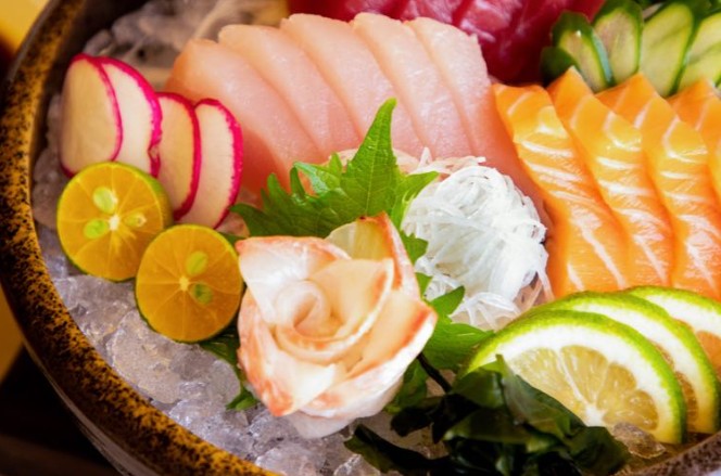 Rêver de manger du poisson cru : 17 Significations et Symbolismes