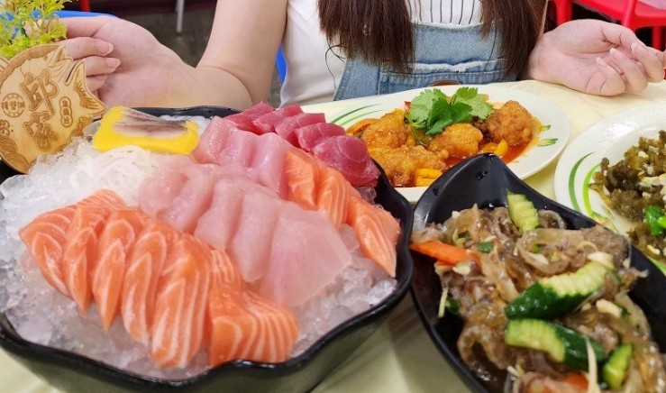 Rêver de manger du sashimi de saumon : 17 Significations et Symbolismes
