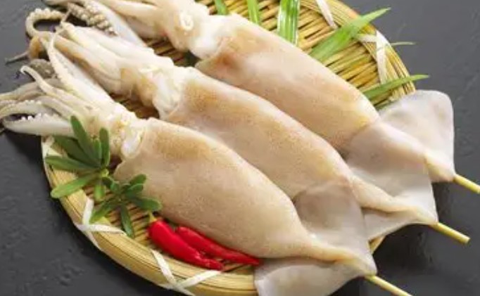 Rêver de manger du sashimi de calamar : 9 Significations et Symbolismes