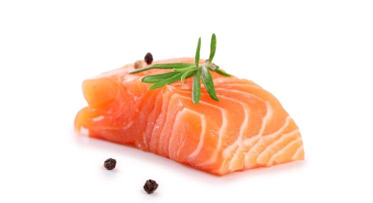 Rêver de manger du saumon : 17 Significations et Symbolismes