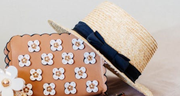 Rêver d'acheter un chapeau : 16 Significations et Symbolismes