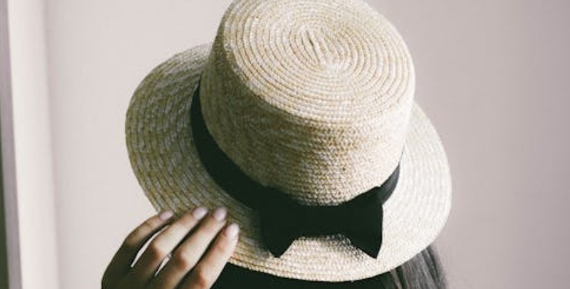Rêver de porter un chapeau : 17 Significations et Symbolismes