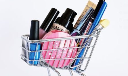 Rêver de recevoir des produits cosmétiques : 16 Significations et Symbolismes