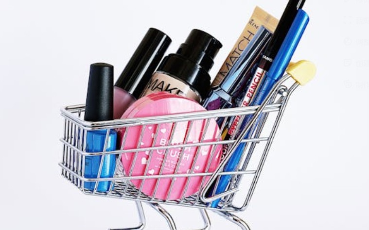 Rêver de recevoir des produits cosmétiques : 16 Significations et Symbolismes