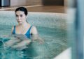 Rêver d'un établissement de bains : 15 Significations et Symbolismes