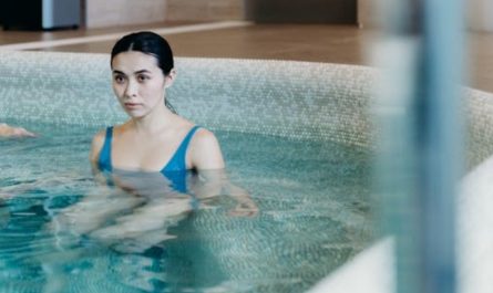 Rêver d'un établissement de bains : 15 Significations et Symbolismes